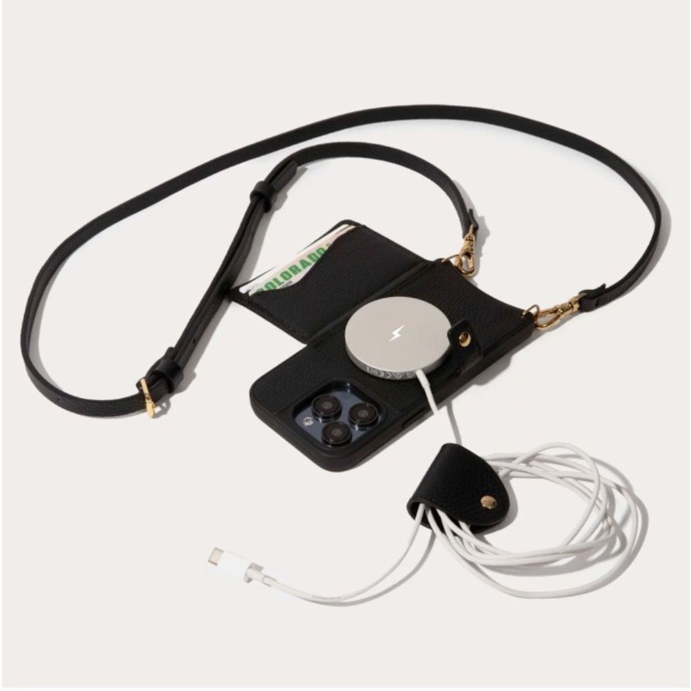 iPhone 16Pro MILA MAGSAFE
MagSafe Crossbody Phone Case in Black/Gold